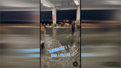 薇帕颱風外圍環流+漲潮　屏東東港魚市場大淹水