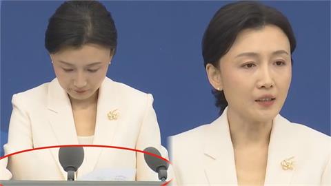 被記者問張又俠落馬慌了?國台辦發言人狂翻小本本