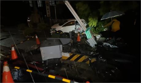 天雨路滑釀禍？轎車自撞波及2車　還撞壞電箱釀停電