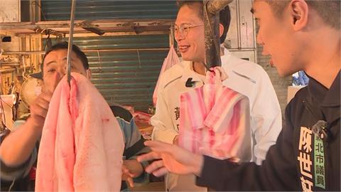 新莊攤商連番問實際政策　黃國昌當場語塞尬笑