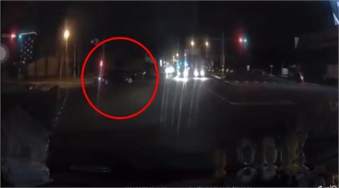 彰南路、台74線路口出車禍　無照女騎士雙載挨撞、肇事駕駛愣3秒後逃逸