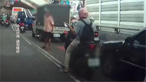 被叭喇叭火氣超大！男持開山刀揮舞看警在後方當場「龜縮」逃離