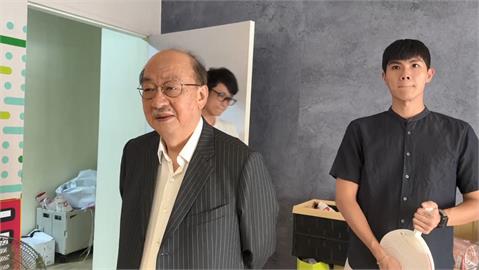 快新聞／公投、7罷區持續開票中　柯建銘突現身民進黨新竹縣黨部