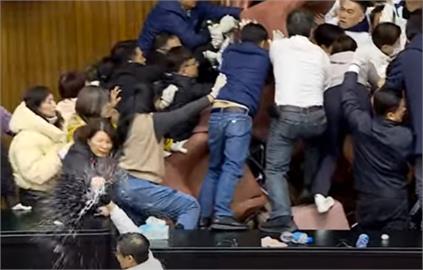 快新聞／國民黨強攻衝入議場！　綠委用「潑水大戰」顏寬恒、張智倫全被潑