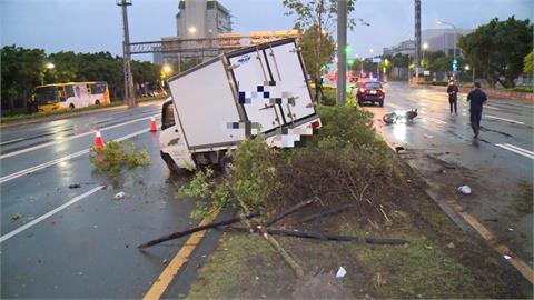 北市追撞意外　小貨車擦撞雙載機車乘客送醫不治