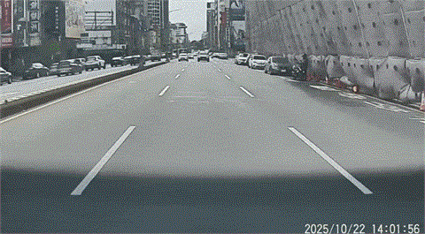 快新聞／強風肆虐！台中中央市場鷹架遭吹倒「橫跨五權路」　6車1騎士慘遭波及