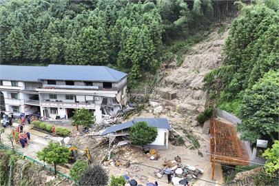 凱米殘餘環流影響　中國湖南涓水堤防決口漫入村莊