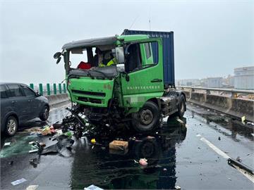 台61嚴重車禍！駕駛自撞護欄拋飛墜平面道路喪命