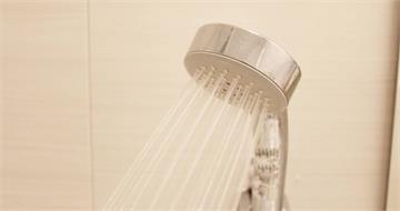 夏天爆汗別急著沖冷水澡！　醫示警「脫水＋劇烈溫差」恐害腎損傷