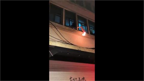 半夜擅闖大樓燒衣喊救命　男子被強制送醫身分曝光