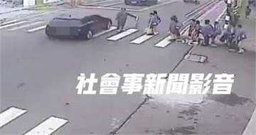 屏東駕駛無視學童過馬路！輕踩煞車後猛衝　導護老師驚險攔下
