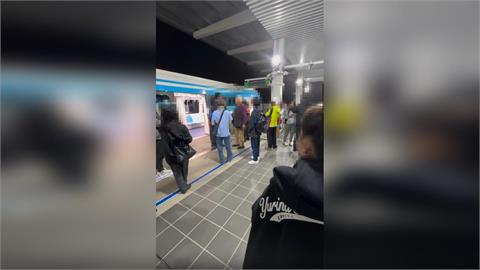 快新聞／才通車1個月就出包！三鶯線列車「卡三峽站前」　乘客驚：第一次高空換車