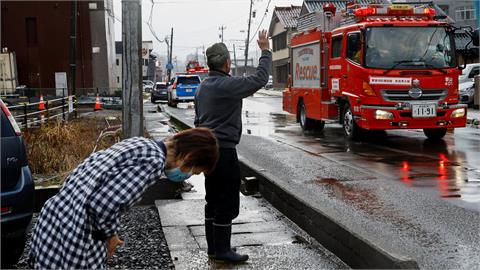 日本7.6強震「災民暖舉」藏洋蔥！老夫妻對消防車「彎腰鞠躬」致敬