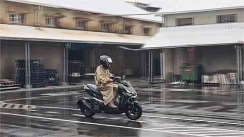 彰化機車下鄉考照遇下雨！　考生穿雨衣應試、過關率不到一半