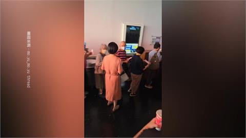 翁曉玲疑「觀影插隊、盜拍銀幕」　王定宇酸：符合中國大媽形象