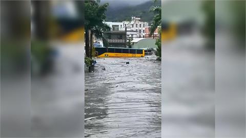 快新聞／堰塞湖洪峰灌進市區！光復國中校車遭沖走　花縣府發聲了