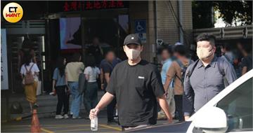 閃兵後求生1／李唯楓開庭後約女伴看中醫　共看手機甜蜜返家