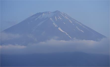 為拍富士山美照不要命！　遊客肆意穿越車道相關單位「出手了」