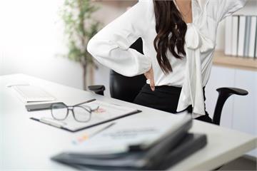 過年熬夜、追劇當心「上交叉症候群」找上門 中醫提「3穴位」按摩助緩解