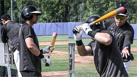 經典賽(影)/拎「超大支鉛筆」去台灣隊!陳傑憲球棒超吸睛「與費城人球星同款」