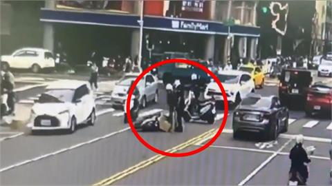 最美風景！高雄騎士送貨遭「怪風吹倒」　警一路護送　民眾直呼「太暖心」