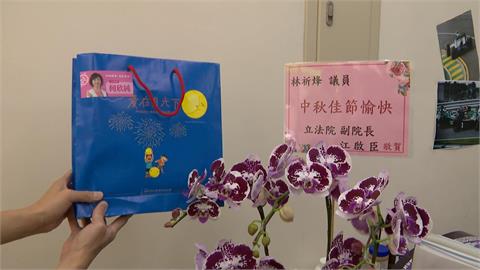 中秋禮互尬！綠營何欣純贈餅　藍營江啟臣送蘭花