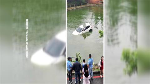 倒退嚕！　斜坡倒車操作不慎衝池塘　駕駛自行游上岸