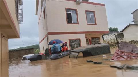 廣西暴雨成災上萬師生受困 搜救人員橡皮艇救援