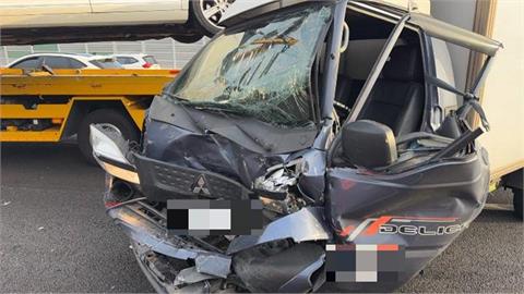 最新/國1大雅交流道小貨車連撞4車 「車頭全爛」畫面曝光