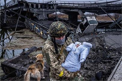 烏克蘭平民區遭轟炸「打臉普丁」！士兵「抱嬰兒撤離」畫面曝光