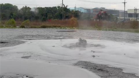 快新聞／壓力太大？屏東萬丹泥火山噴發　「泥漿挾帶火焰」鄉民圍觀奇景