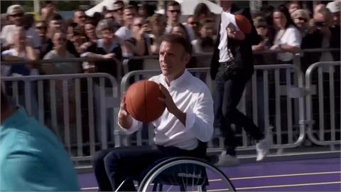 法國總統馬克宏宣傳巴黎帕運　親自下場打輪椅籃球、桌球
