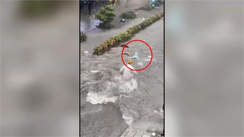 廣州暴雨！城市現「激流」沖走小孩　外送員見義勇為驚險救援