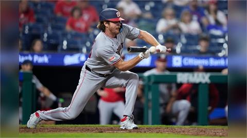 MLB(影)／投手借球棒、借頭盔也能建功！國民出奇招贏球代打短打玩垮費城人