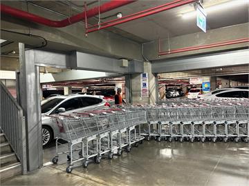 轎車貪圖方便亂停擋貨梯！　賣場員工「出動推車海包圍」反制