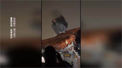 危險！男爬武嶺亭拍照 網友譏「最高自由男神像」