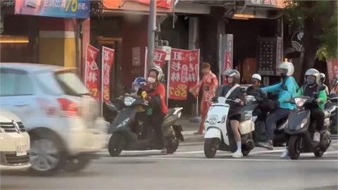 男童遭「筋肉巨人」護送過馬路表情超尷尬！　當事男出面釋疑了