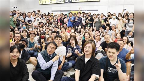 快新聞／台南新車站鋼琴爆紅！黃偉哲今夜「朝聖」　林隆璇師生上演四手聯彈