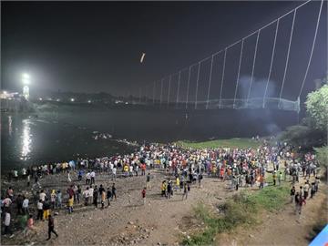 快新聞／才剛整修好！ 印度吊橋崩塌至少釀30死