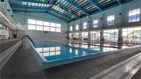 穿泳衣不游泳！「洗衣怪婦」進泳池搶熱水洗家中衣服　其他泳客洗冷水澡