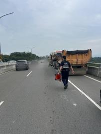 快新聞／砂石車司機返駕駛座取物摔倒仰躺車道　慘遭後方機車騎士輾爆頭