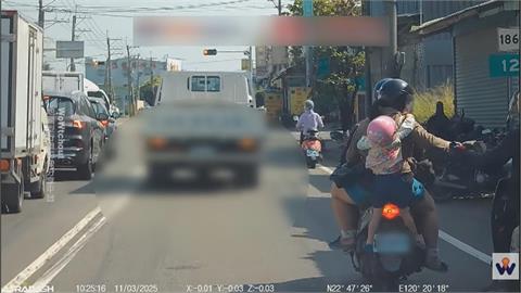 機車三貼小孩變「背包」？　男童「懸空掛車外」驚險畫面曝光