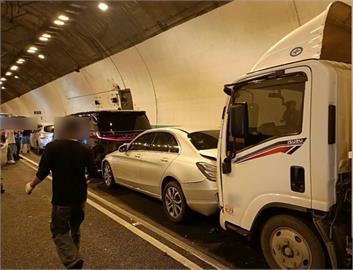 快新聞／國3安坑隧道5車連環撞！貨車駕駛受困　車流嚴重回堵