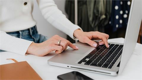 這種公司你撐得住嗎？她月薪35K管「一人公司」心累怨「沒前景」...掀網論戰