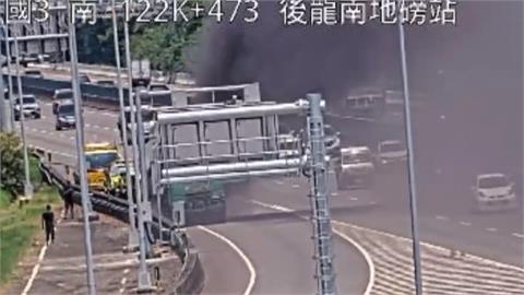 國３大山路段貨車爆胎起火　引燃車上載運油漆原料、幸無傷亡