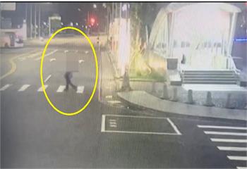 女學生背部遭「不明白色液體」噴濺　噁男落網稱把玩「噴水式打火機」