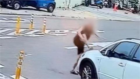 男子站路中央攔車又踹車　店家無奈嘆：報警也沒用