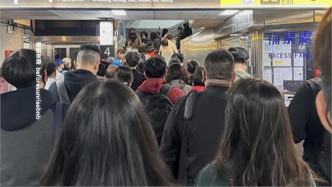 手扶梯故障「北車月台塞爆」　部分旅客緊貼邊界險摔落軌