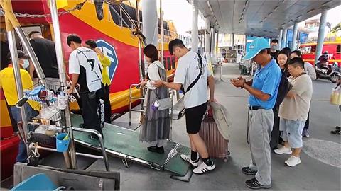 楊柳颱風逼近！　往返小琉球航班停航2日今湧搭船人潮