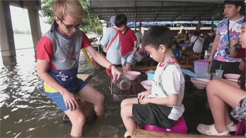 吃麵兼餵魚! 泰佛統府麵攤淹水照營業